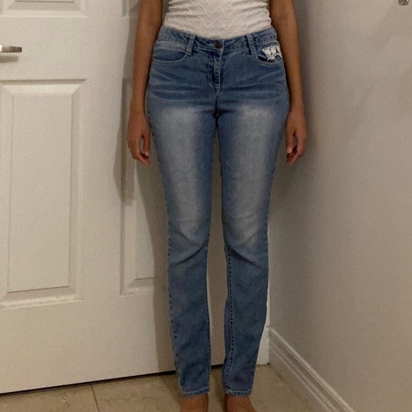 Straight-leg jeans with cute white lace detail on front and back pockets - Picture 2 of 4